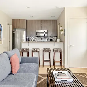  Villa Stunning - Walk Everywhere! Sleeps 6!
